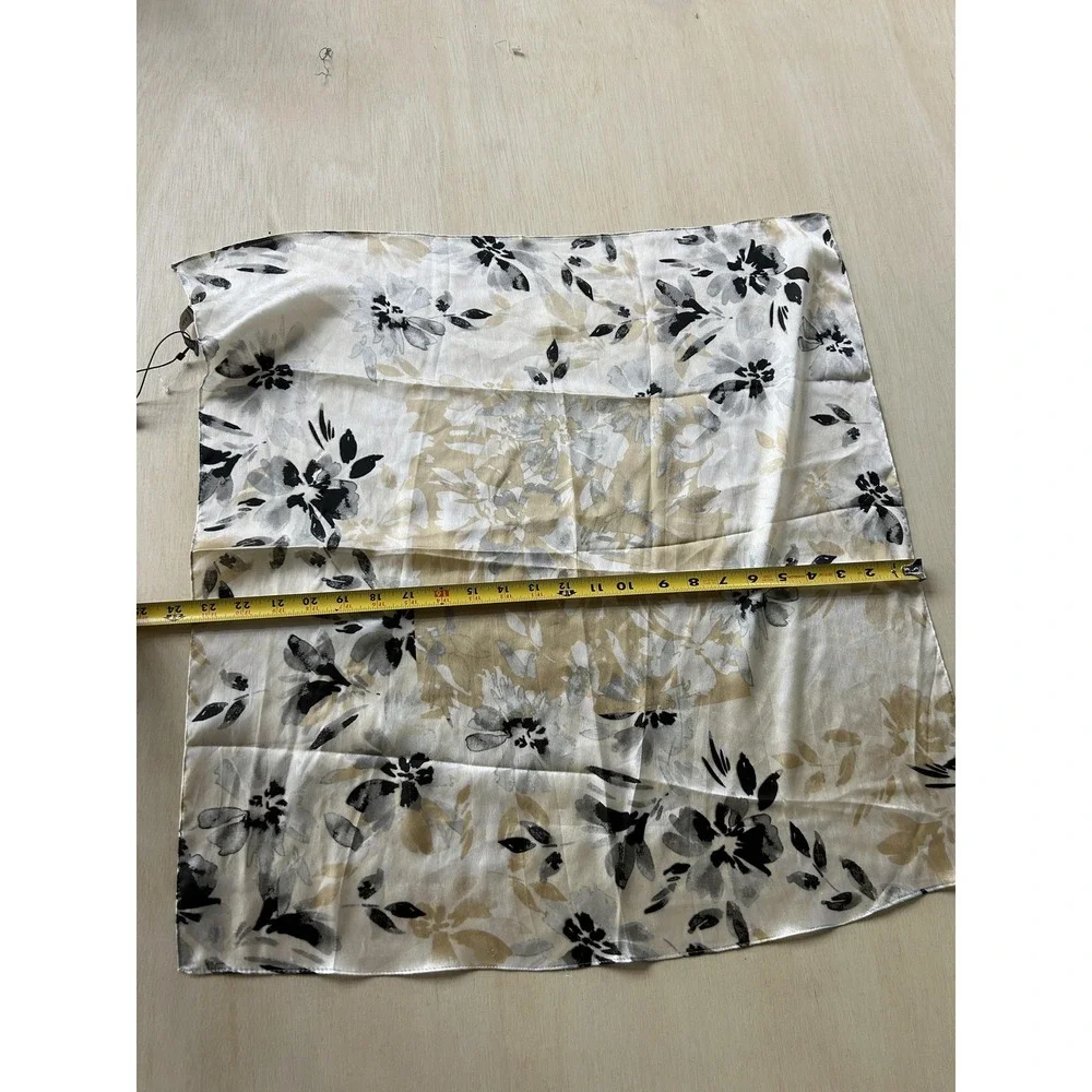 Vince Camuto Scarf Womens One Size Beige Nude‎ Grey Floral Satin Square Bandana